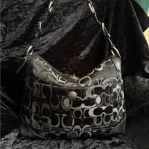 Vintage 2006 Coach Chelsea Signature turnlock hobo shoulder bag🫶🏼